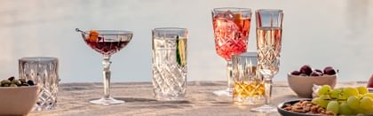 Glasses from the NACHTMANN Noblesse series on a table in a summery setting