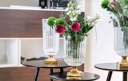 NACHTMANN Minerva Vase with gold base – beautifully styled with flowers