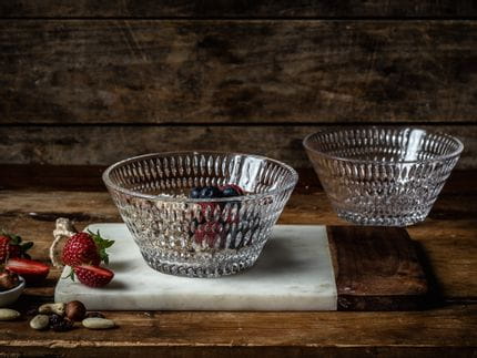 The NACHTMANN Ethno bowl filled with cereals and berries on a cutting board on a wooden sideboard. Left of the bowl are strawsberries and nuts. In the background is an empty Ethno bowl.<br/>