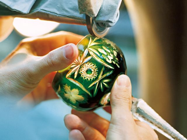 NACHTMANN Traube overlay wine hock during the cutting of the pattern