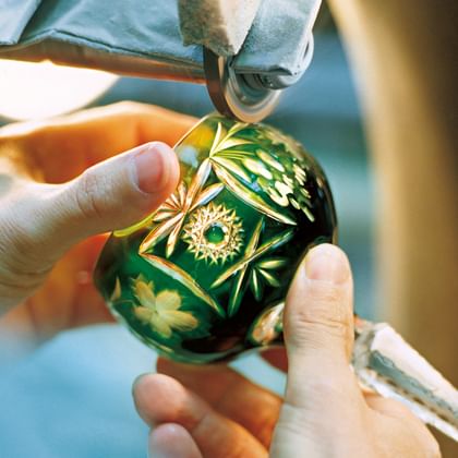 NACHTMANN Traube overlay wine hock during the cutting of the pattern