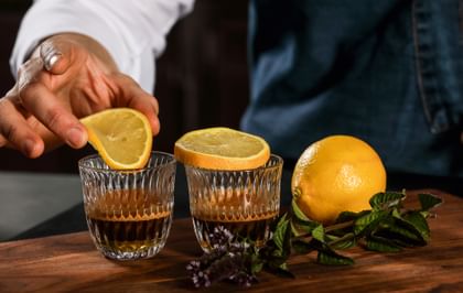 Vasos NACHTMANN Barista Ethno llenos de espresso y decorados con limones