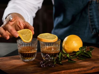 Vasos NACHTMANN Barista Ethno llenos de espresso y decorados con limones