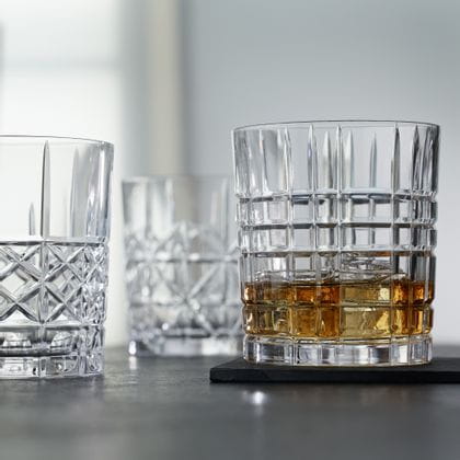 The NACHTMANN Highland tumblers in different cut patterns, the tumbler with the Square pattern filled with whisky on the rocks.<br/>