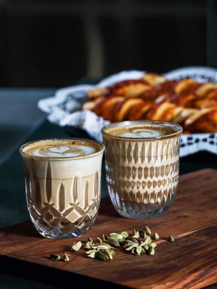 Atmospheric image of two NACHTMANN Barista glasses filled with cappuccino/flat white