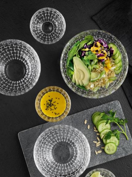 NACHTMANN Bossa Nova crystal bowls in different sizes, filled with either a salad, a dip or slices of lime.<br/>