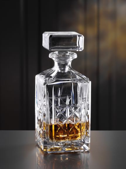 The NACHTMANN Highland decanter filled with whisky.<br/>